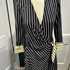 Elegant Navy and cream DVF dress, 100% silk, sz 4